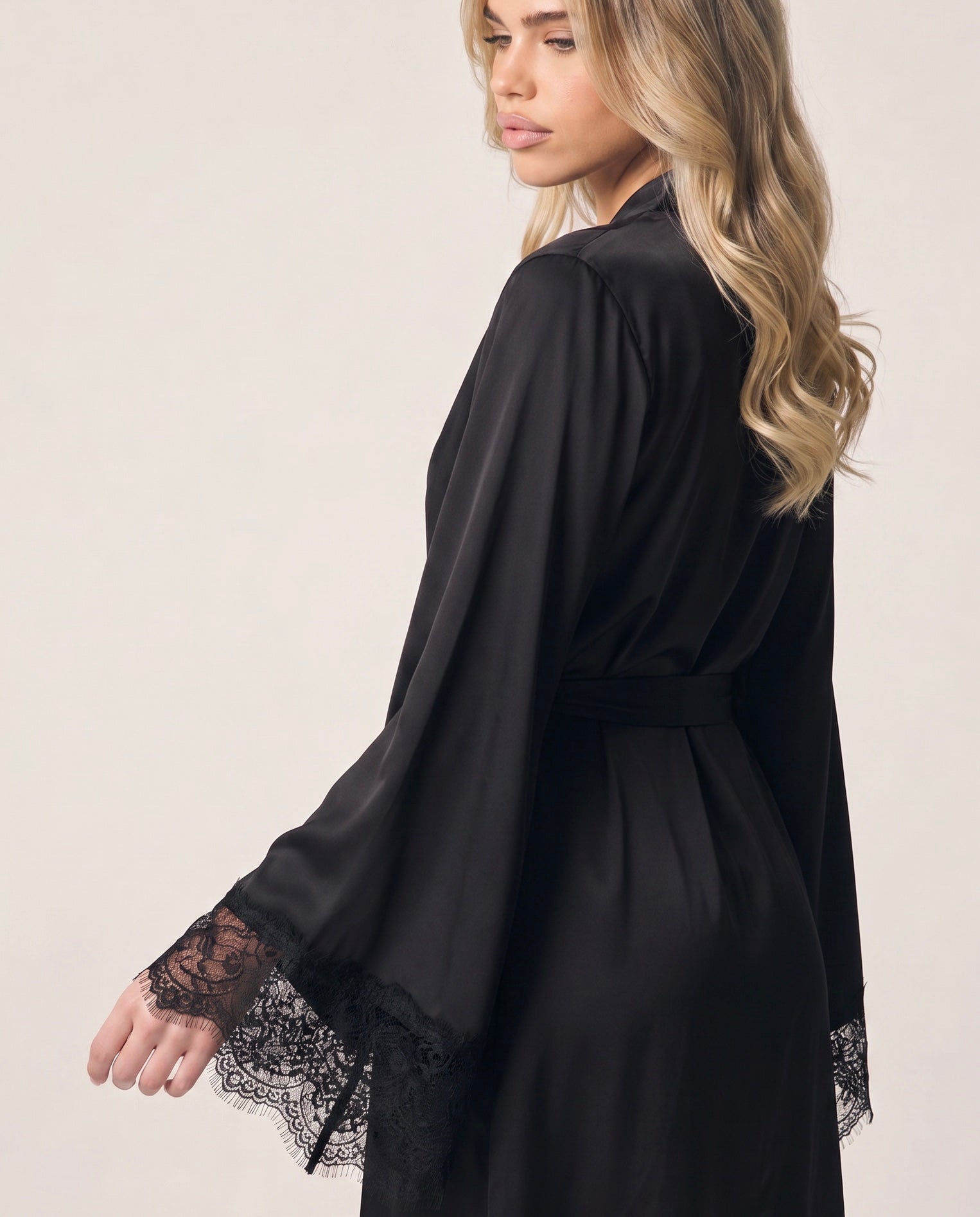 Cia Mini Lace Robe in Noir