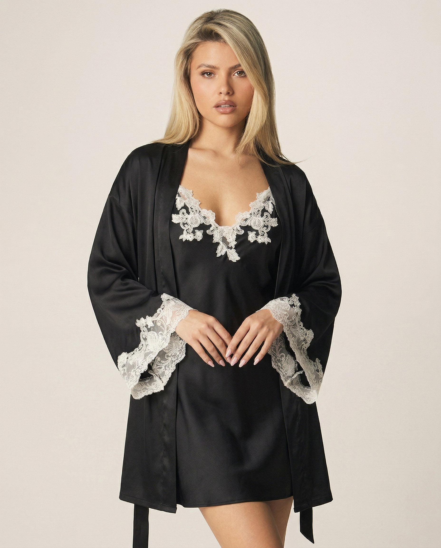 Maya Silk Short Robe in Noir